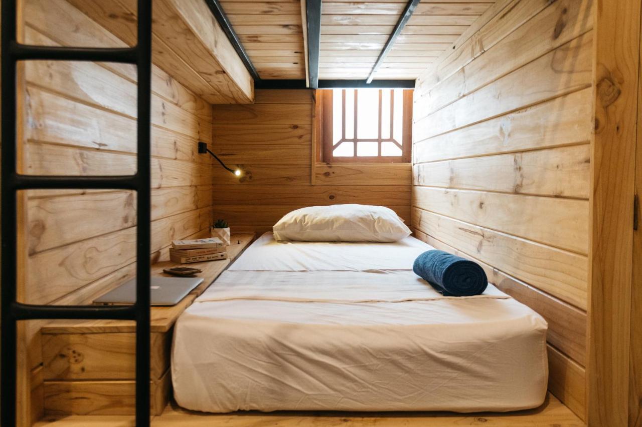 Island Hostels Kolombo Dış mekan fotoğraf A capsule hotel room