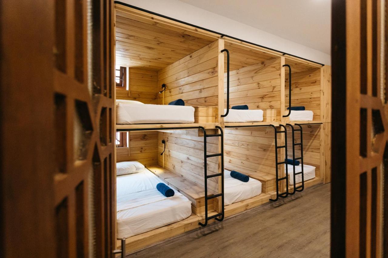 Island Hostels Kolombo Dış mekan fotoğraf A typical hostel room