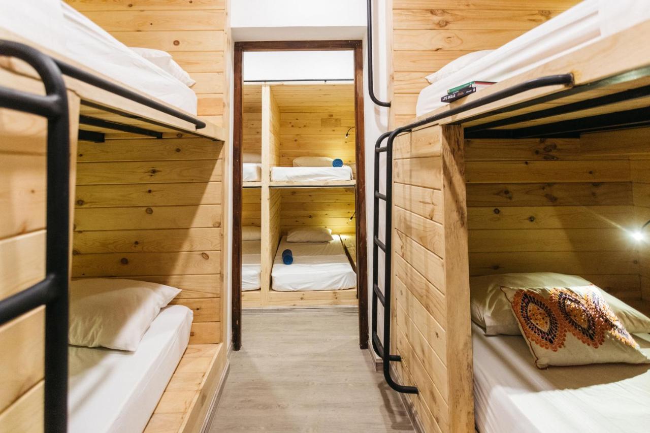 Island Hostels Kolombo Dış mekan fotoğraf A typical bunk room at a hostel