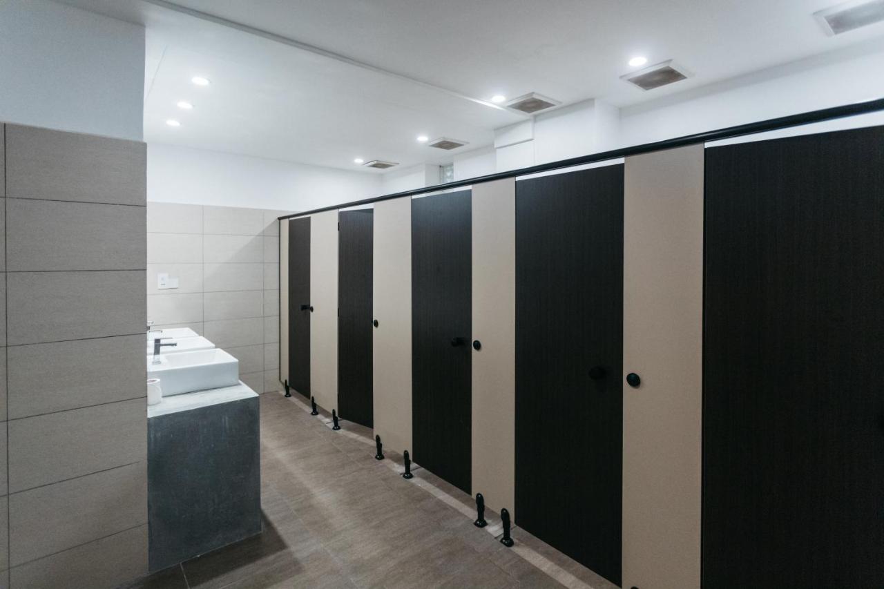 Island Hostels Kolombo Dış mekan fotoğraf A public toilet in the United Kingdom