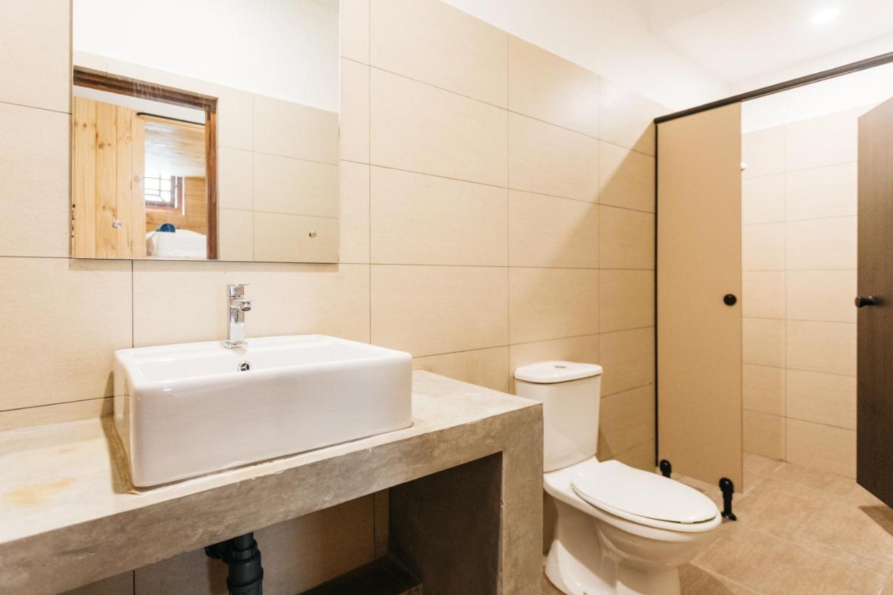 Island Hostels Kolombo Dış mekan fotoğraf Bathroom with shower enclosure